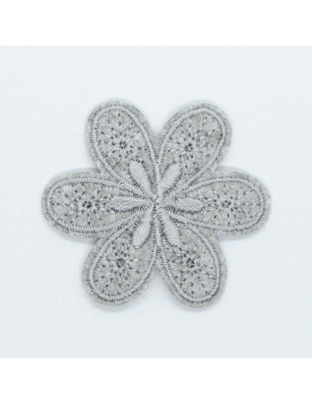 Tygmärke Grå Blomma 4cm