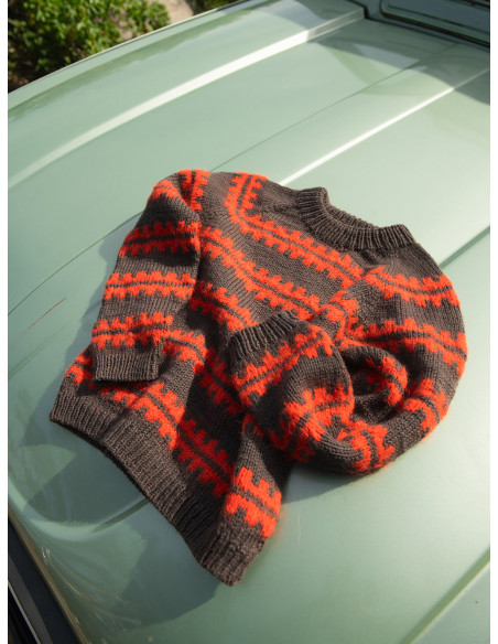 Stickbeskrivning 2506 mod 2 Ridge Sweater junior