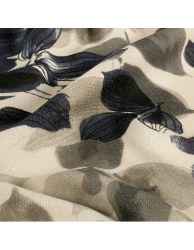 Broken Crepe Offwhite med mörklila blommor