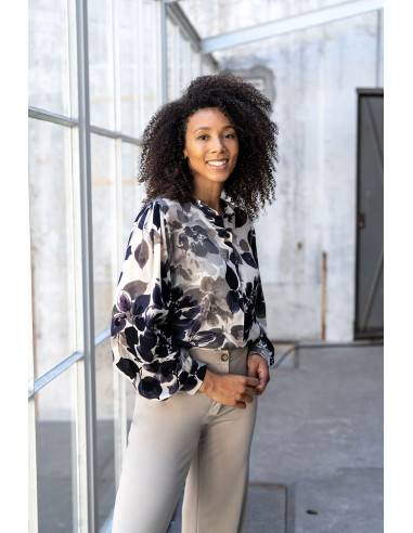 Broken Crepe Offwhite med mörklila blommor