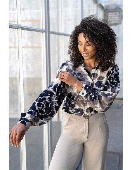 Broken Crepe Offwhite med mörklila blommor