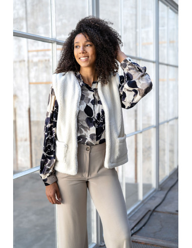 Broken Crepe Offwhite med mörklila blommor