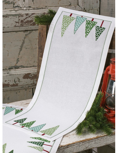 Broderikit Jullöpare med granar 28x74cm